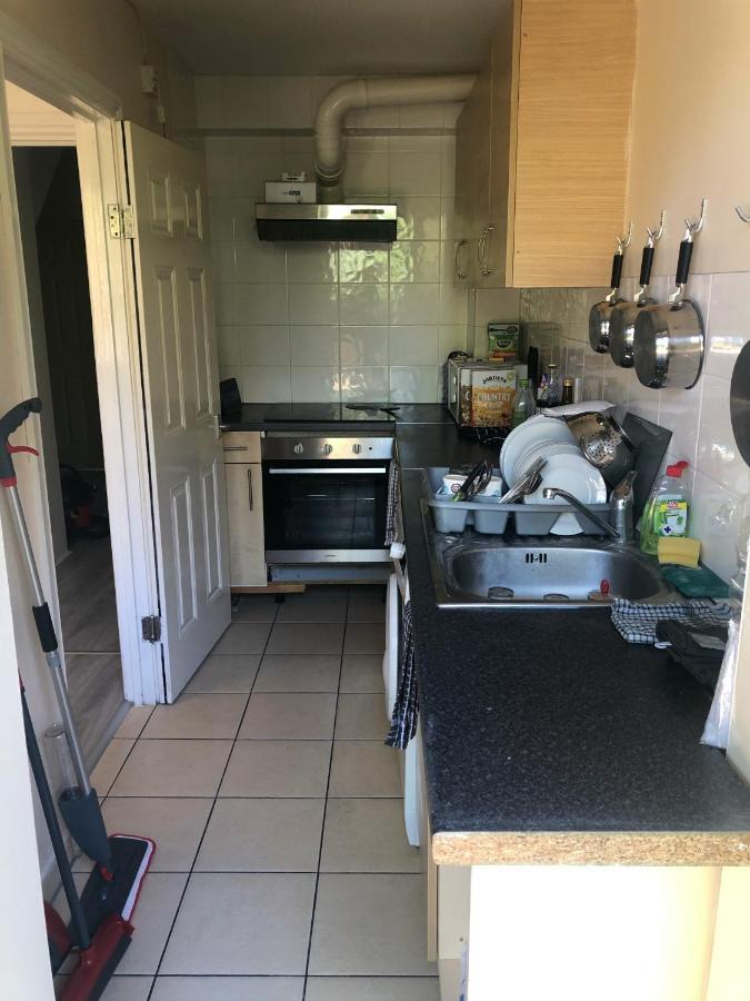 Double Room With Private Bathroom In A 2-Bedrooms House Londen Buitenkant foto