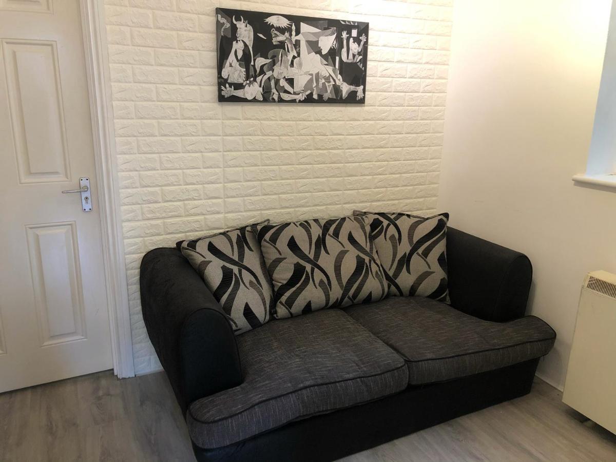 Double Room With Private Bathroom In A 2-Bedrooms House Londen Buitenkant foto