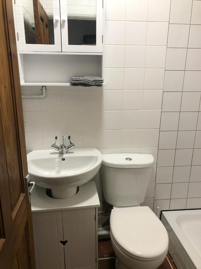 Double Room With Private Bathroom In A 2-Bedrooms House Londen Buitenkant foto