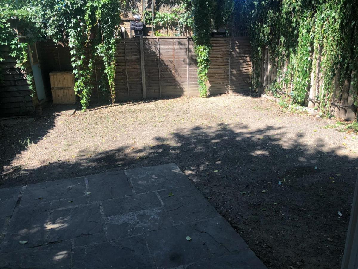 Double Room With Private Bathroom In A 2-Bedrooms House Londen Buitenkant foto